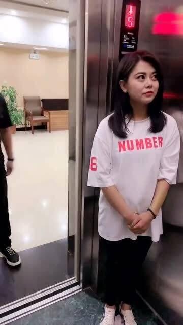 电梯吃瓜群众的视频,视频记录现场一幕