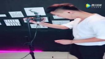 网红路边帅哥唱歌视频,网红帅哥成焦点